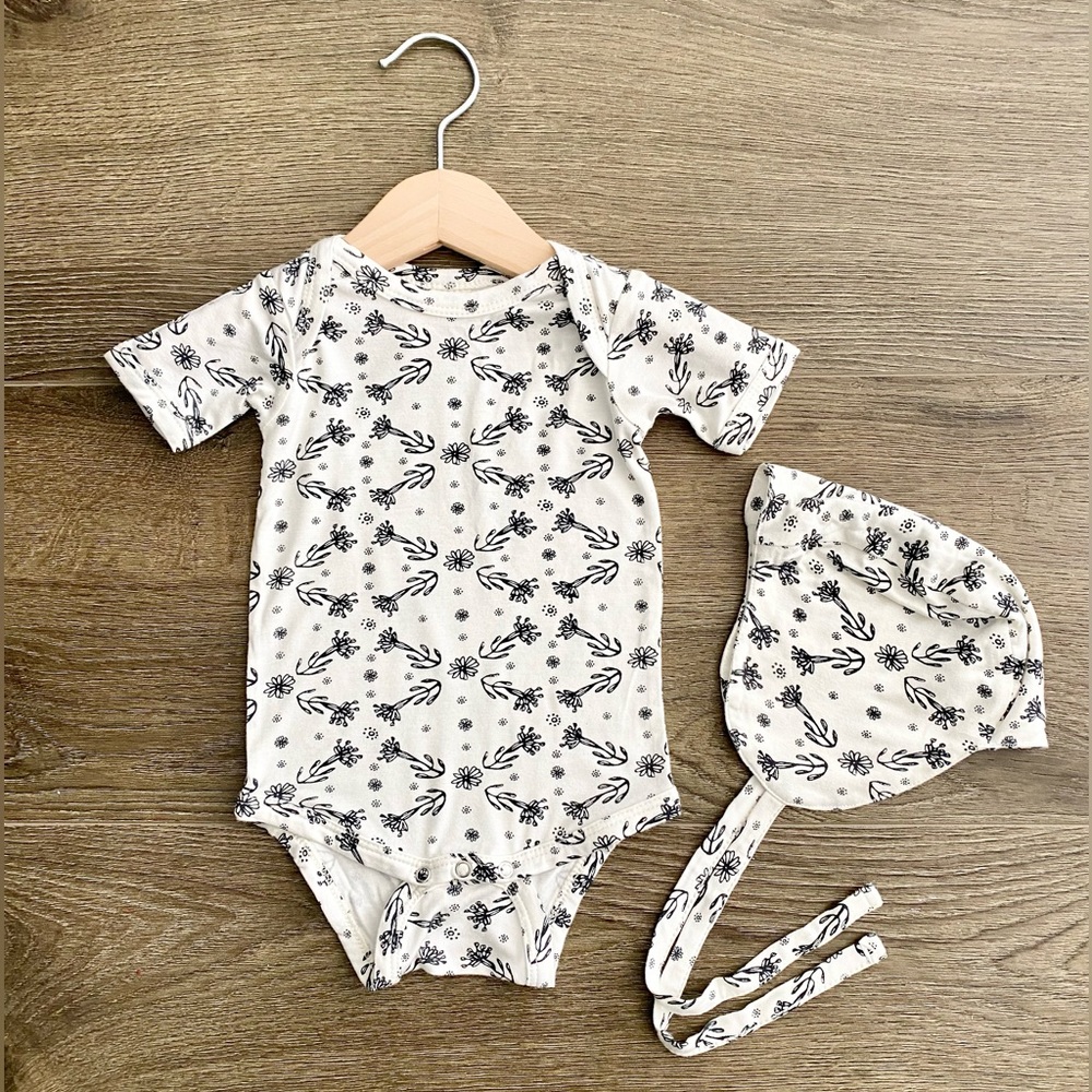 Kate Quinn Bamboo Baby Bodysuit and Bonnet Size 6-12 months NWOT